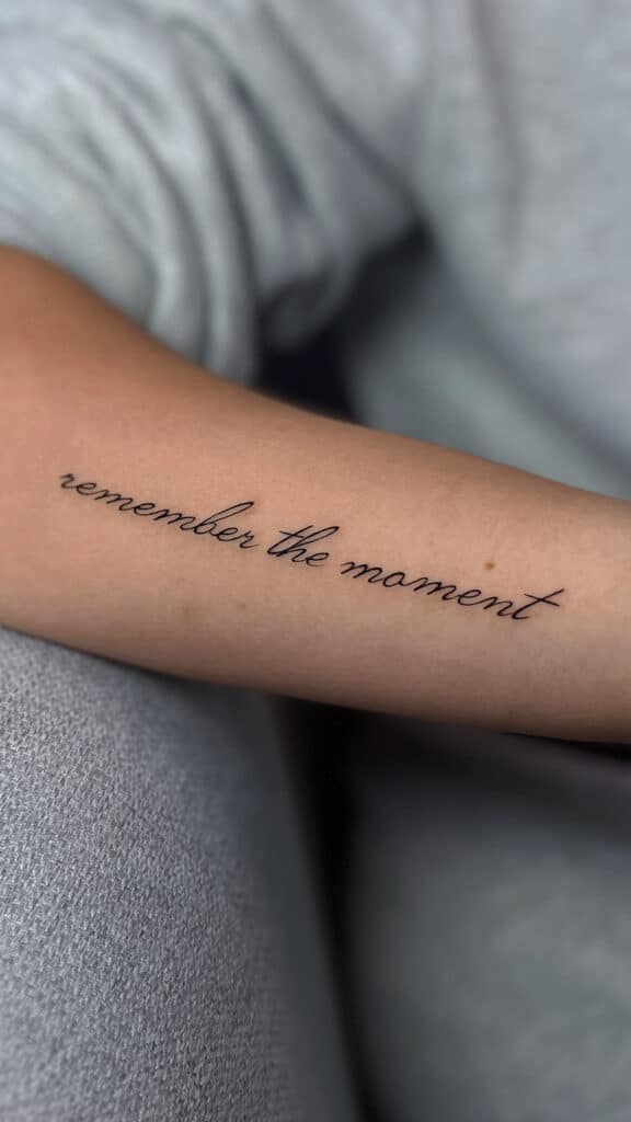 Ніжне жіноче тату напис на передпліччі — робота майстрів студії WestLandTattooLviv у Львові