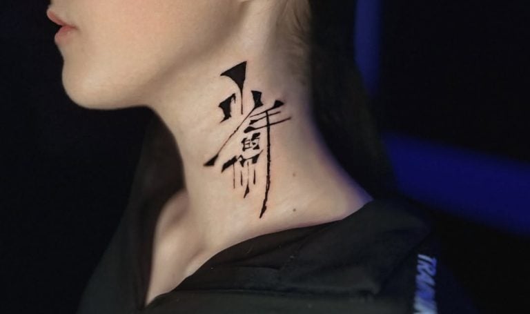 тату на шиї з ієрогліфом, чорне чорнило, мінімалістичний стиль, реалістичне фото